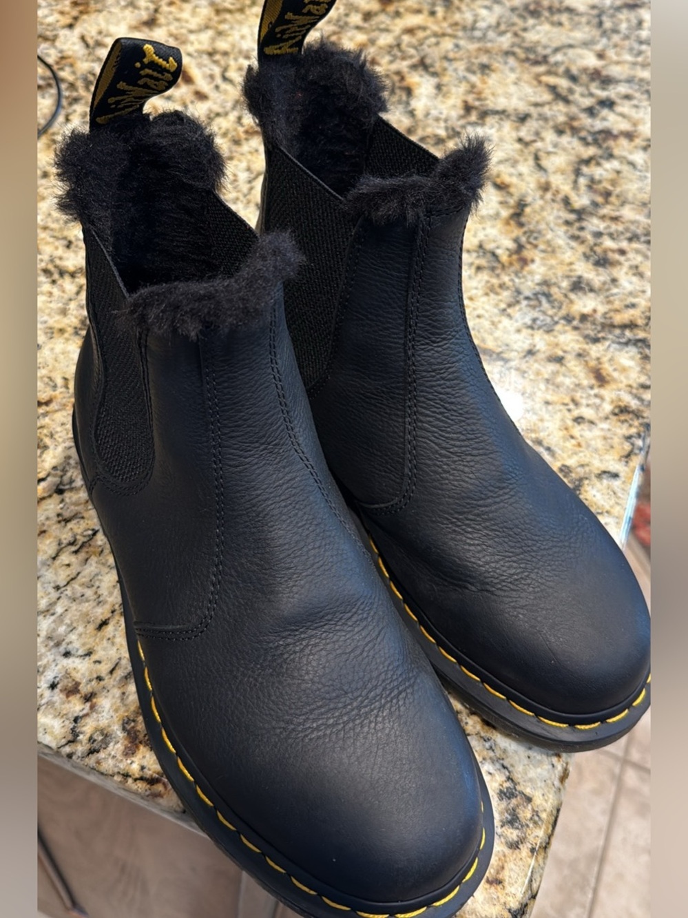 DR. MARTENS CHELSEA Black Leather PULL ON BOOTS FSUX FUR LINING SIZE 9 Women’s
